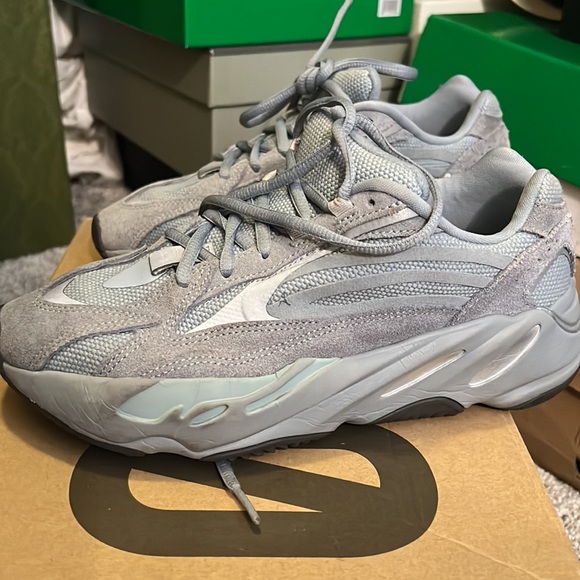 Yeezy 700 v2 hospital blue - Picture 4 of 5